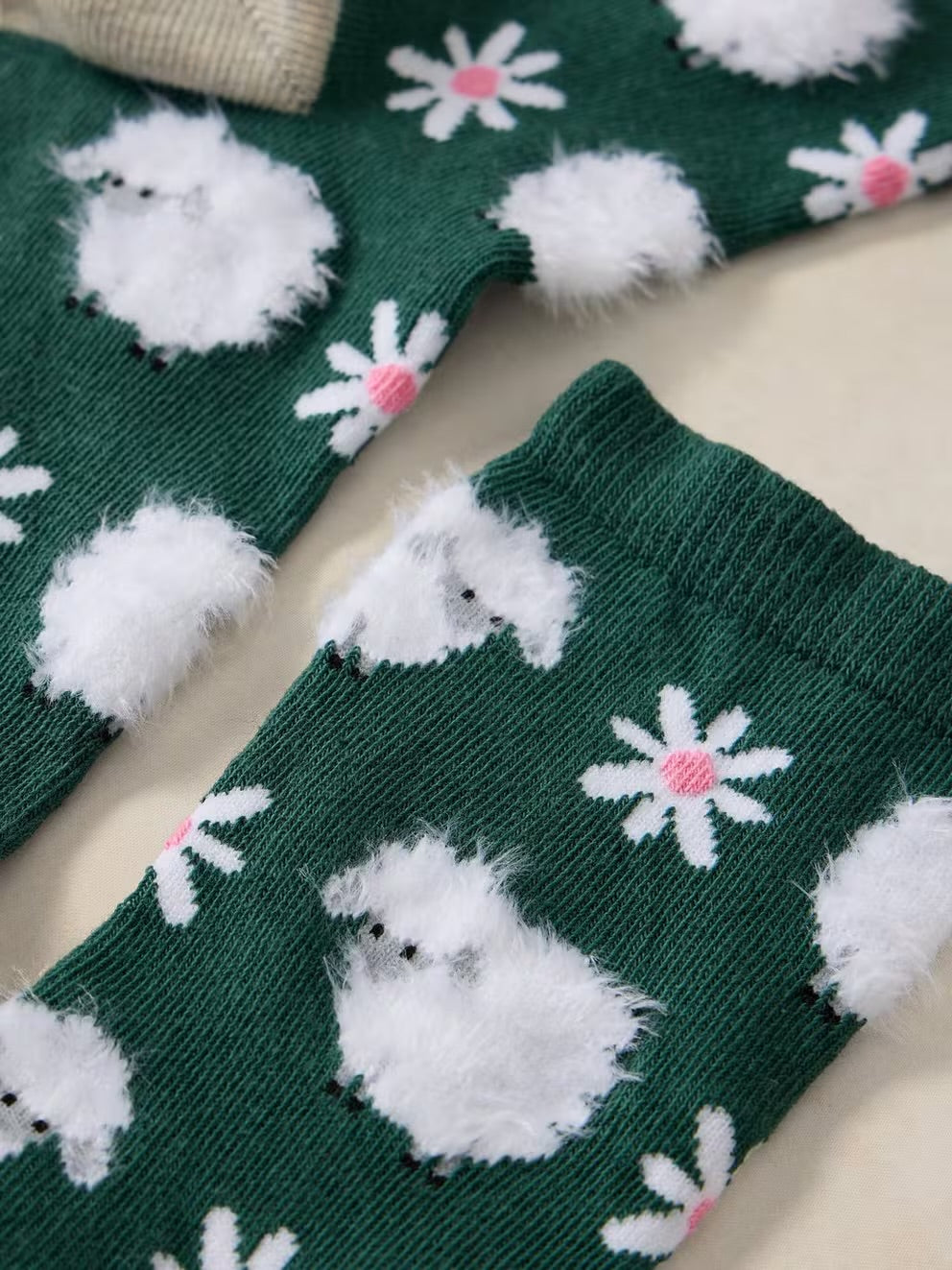 White Stuff Fluffy Sheep Socks 446844 Dark Green Clothing UK3-5 / Green,UK6-8 / Green